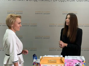 В День знаний управляющая Нижегородским ОСФР Арина Садулина передала школьные наборы от коллектива Отделения благотворительному фонду «Купно за едино!»